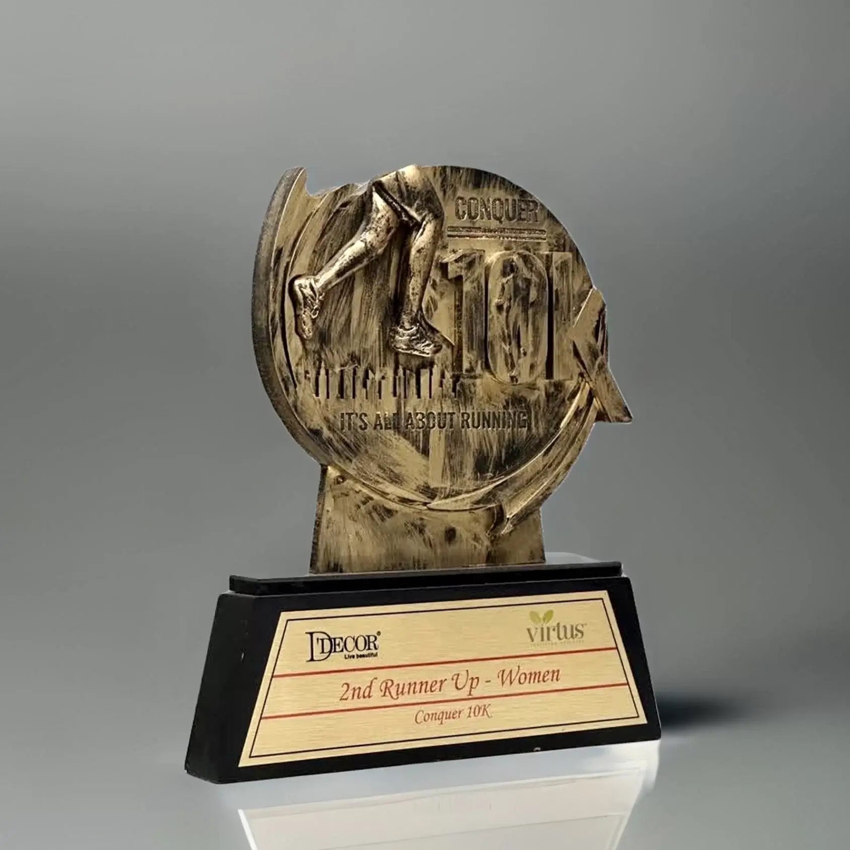 Golden circular milestone award with '10k' and running legs on the trophy